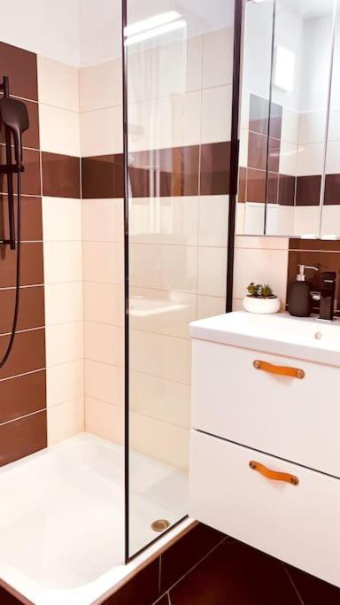 Moderny Apartman S Parkovanim Pozsony Kültér fotó